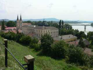 Uitzicht bij de basiliek over Esztergom en de Donau