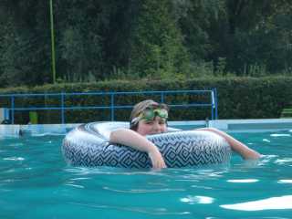Ciska in het zwembad bij de camping