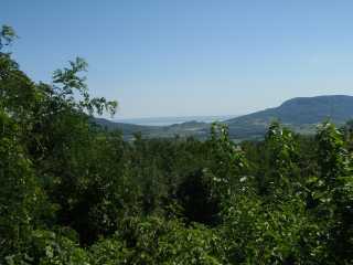 Schitterend uitzicht over de omgeving, in de achtergrond het Balatonmeer