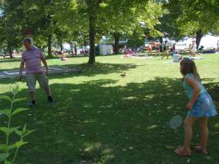 Arjan en Ciska spelen badminton