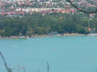 TihanyZicht vanaf de berg Óvár op de camping
