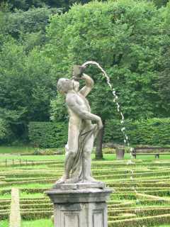 Beeld in de enorme tuin van het paleis