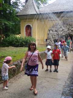 Ciska loopt door een haag van spuitende fonteinen