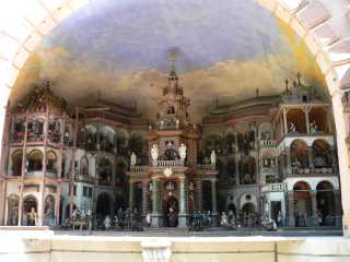 Het mooie mechanische, door water aangedreven, theater