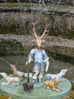 Eén van de vele kleine fonteinen in de tuin