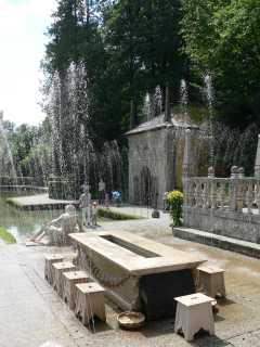 De tafel met de spuitende stoelen