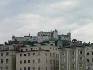 Slot Hohensalzburg torent boven de stad uit