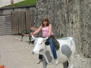 Ciska op een koe in het slot Hohensalzburg