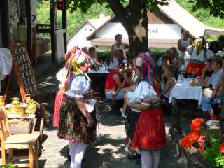 Hollókö: Een aantal bewoners in traditionele Paloc klederdracht