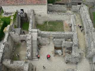 Zicht op de restanten van het kasteel gezien vanaf de donjon