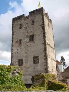 De indrukwekkende, 29 meter hoge, donjon van kasteel Kinizsi in Nagyvázsony