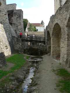Van de vroeger ongetwijfeld brede slotgracht is maar een mager stroompje meer over