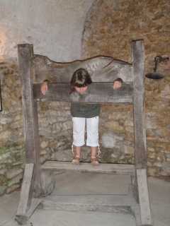 Ciska op het schavot in het martelmuseum in de kelder van het kasteel