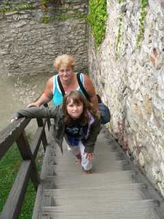Hilleke en Ciska op de trap naar de kerk van het kasteel