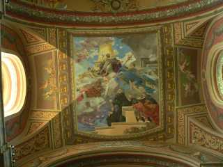 Schitterend beschilderd plafond in de kerk