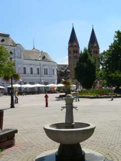 Het Kossuthplein in Nyíregyháza met op de achtergrond de Grote Katholieke kerk