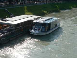 Boot voor de rondvaart over de Salzach rivier