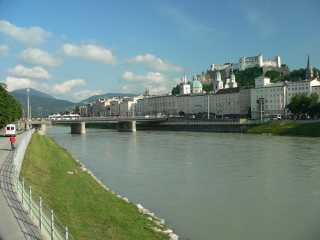 Blik op Salzburg aan de Salzach rivier