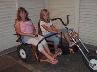 Ciska en Manon samen op een 2 persoons skelter