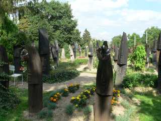 Een aantal van de bootvormige zerken op het kerkhof in Szatmárcseke