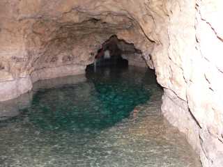 Tapolca grotBehalve het zeer heldere water is er weinig moois te zien in de grot