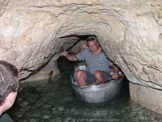 Tapolca grotJe vaart zelf in een stalen boot door de gangen