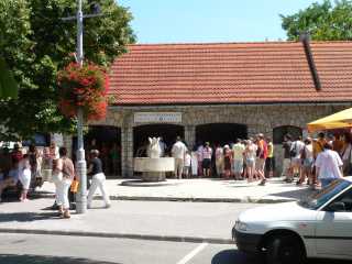 Tapolca grotLange rijen bij de ingang van de grot