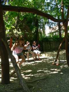 TapolcaBij de vijver is ook een kleine speeltuin te vinden