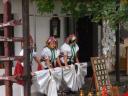 Dames in  in Hollókö in de traditionele Paloc klederdracht