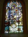 Eén van de gebrandschilderde ramen met daar in het icoon van de huilende Maagd Maria in de kerk in Máriapócs