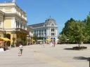 Het Kossuthplein in Nyíregyháza met links het stadhuis en aan het eind het blauwe Korona Hotel