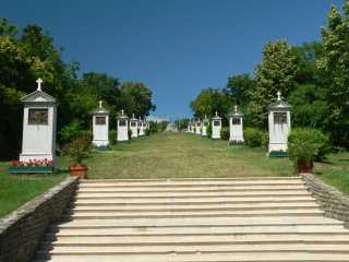 TihanyDe 'Calvary', de stenen met inscripties symboliseren het lijden van Christus op weg naar het kruis