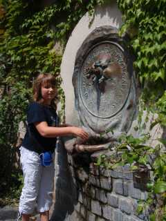 Ciska bij een fontein bij de burchtpoort