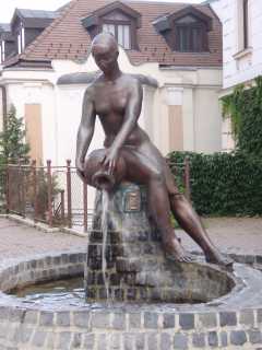 Net voor de poort staat dit beeld van 'Meisje met kan', ook wel 'Zsuzsi' geheten