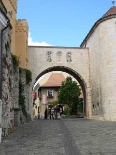 De poort die toegang geeft tot de burchtwijk van Veszprém